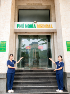 Nhân viên Phú Nghĩa Medical đón tiếp gia đình